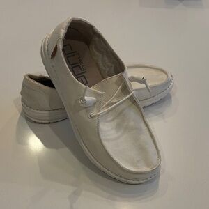 Women’s Hey Dude Wendy Chambray  White Canvas Slip-On Shoes. Size 10